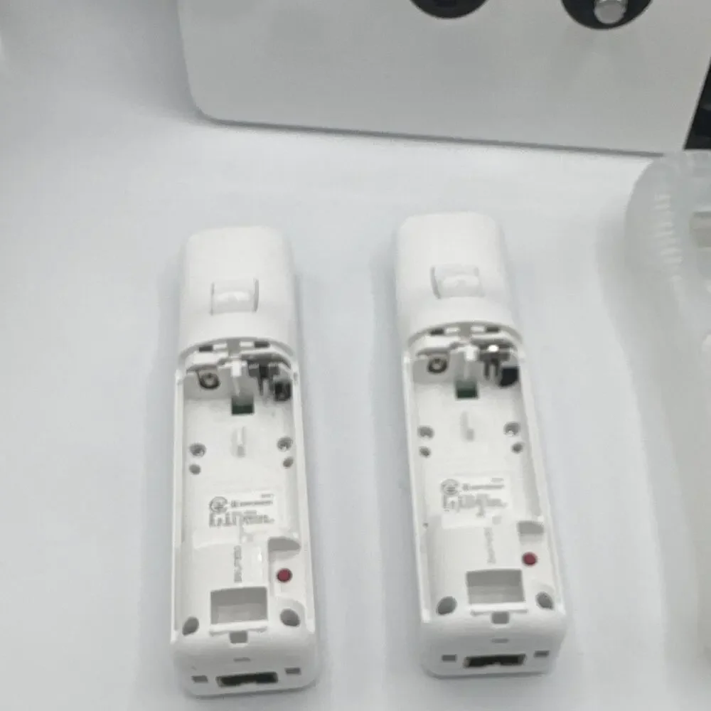 Nintendo Wii Remote RVL-003 Wireless Motion Controllers Black/White + Case